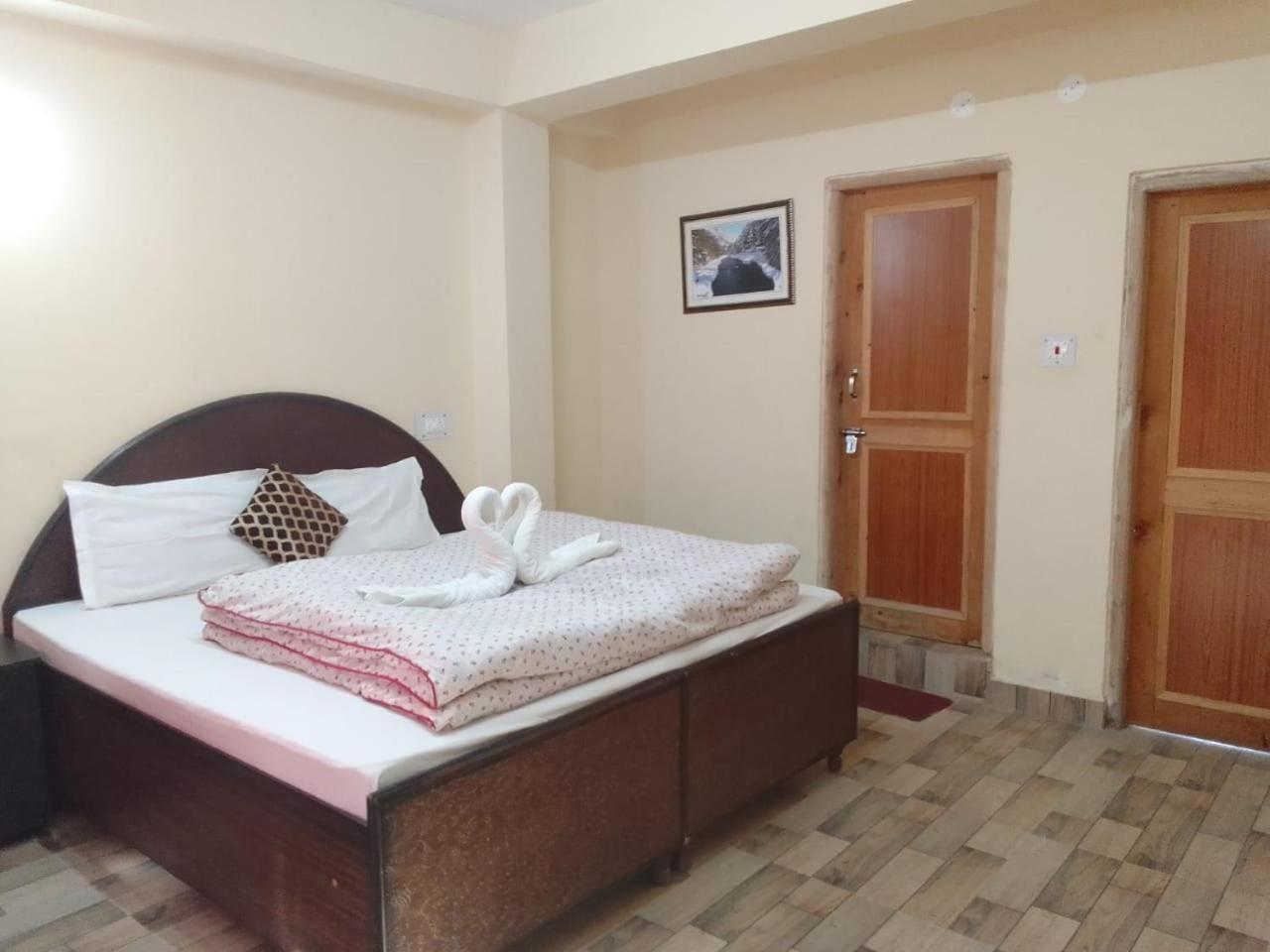 Hotel Alpine View Sarahan Bagian luar foto